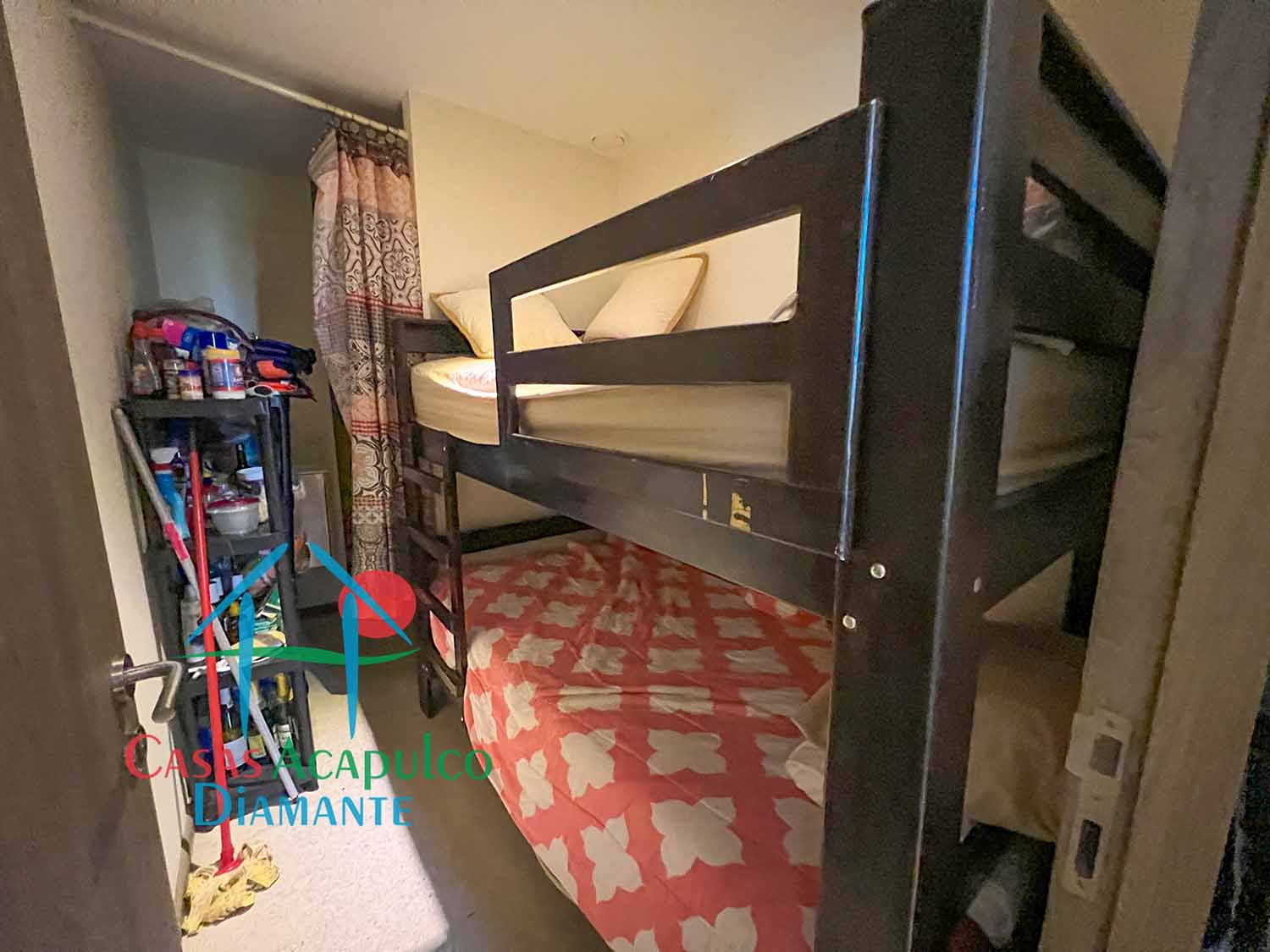 La Isla Java J2 - Cuarto de servicio 1